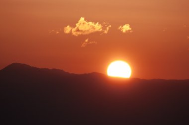 Dağlarda gün batımı