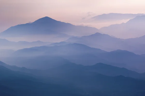 Sisli dağlar — Stok fotoğraf
