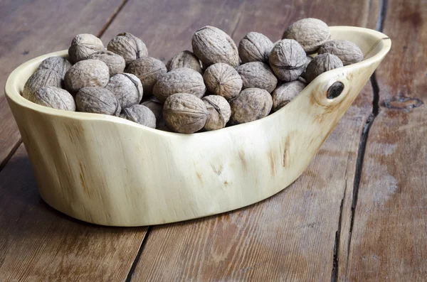 Valnötter i träskål — Stockfoto
