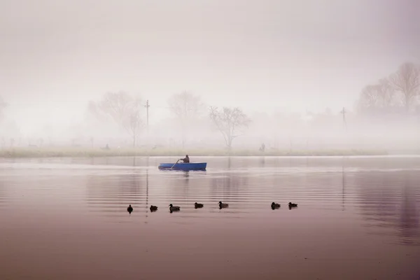 Річкою в тумані — стокове фото