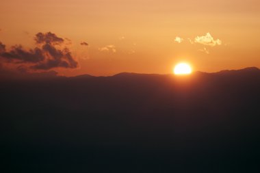 Dağlarda gün batımı