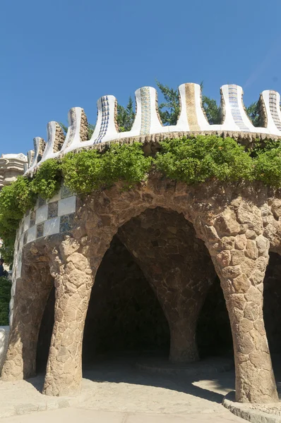 Schilderachtige rock pijlers met mozaïek top in beroemde park guell in barcelona — Stockfoto
