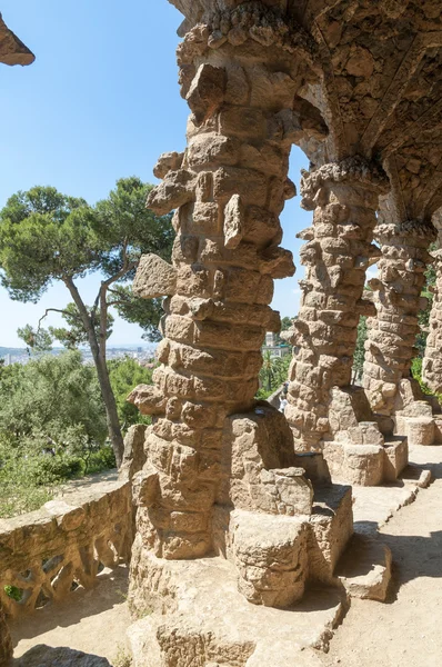 Schilderachtige pijlers gemaakt van geplaveide vanaf beroemde park guell in barcelona — Stockfoto