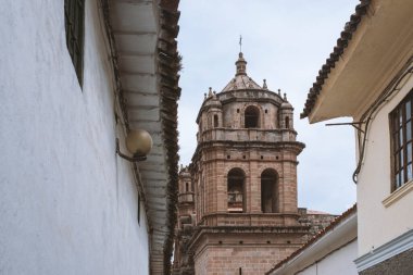 Cusco, Peru 'daki şehir caddesinden Katolik Katedral Kubbesi' ne bakın.