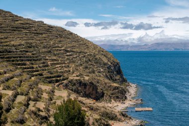 Bolivya 'daki Tititcaca Gölü' ndeki Güneş Adası 'nın dik yamacı.