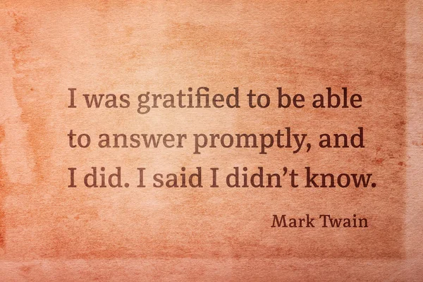 私はすぐに答えることができることに感謝しました そして私はしました 有名なアメリカの作家マーク トウェインの引用はヴィンテージグランジ紙に印刷されました — ストック写真