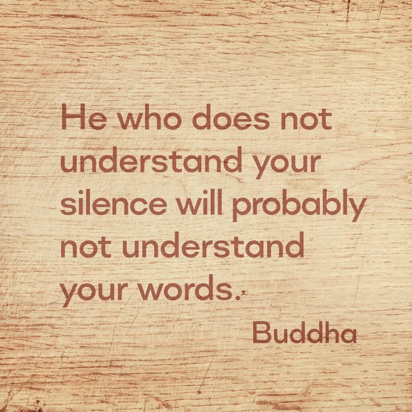 あなたの沈黙を理解していない彼はおそらくあなたの言葉を理解していないだろう Gautama仏の有名な引用は 緑豊かな木製のイノシシに印刷 — ストック写真