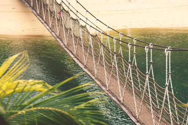 熱帯の海の上の吊り橋 ロイヤリティフリーのストック写真