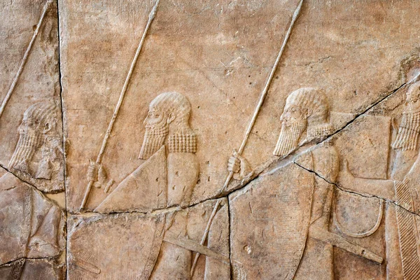 古代アッシリアの石壁の警備員の数字で救済 ストック画像
