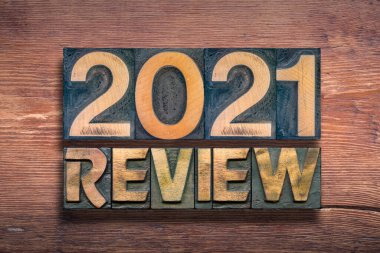 İnceleme 2021 ifadesi ahşap yüzey üzerindeki vintage harf baskı bloklarından oluşturuldu