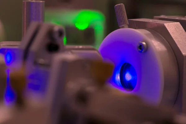 Ультрафиолетовое Лазерное Излучение Внутри Сложной Научной Системы Сосредоточьтесь Месте Луча Стоковая Картинка