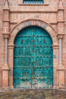 Cusco, Peru 'daki antik Katolik Kilisesi' nin devasa ahşap kapıları.