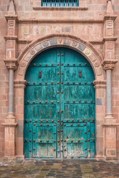 ペルーのクスコにある古代カトリック教会の巨大な木製の扉 ストックフォト