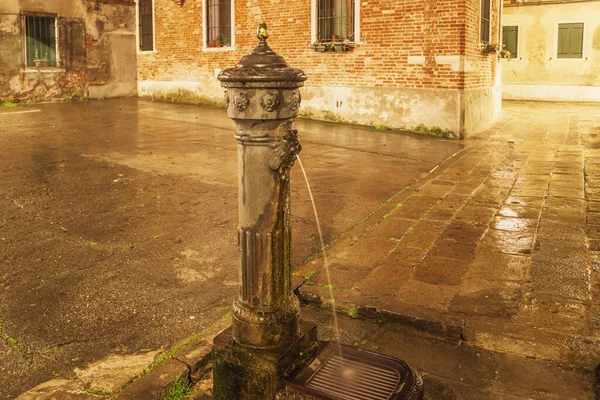 Ancient Drinking Fountain Venice City Square Rainy Night — Stock fotografie