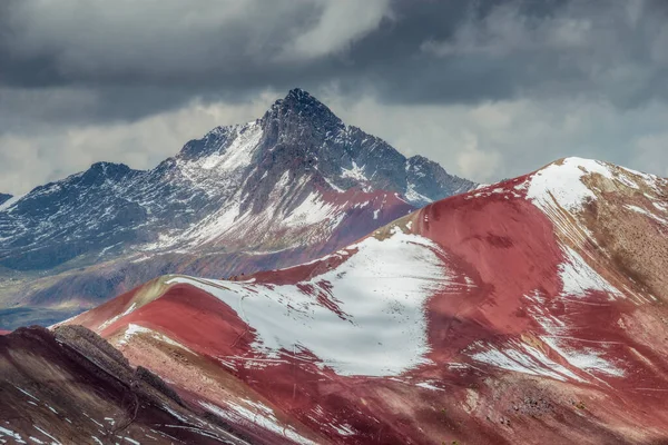 Schilderachtige Kleurrijke Bergen Peru Door Stormachtige Dag — Stockfoto