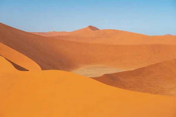 纳米比亚著名的Sossusvlei Dunes阳光灿烂的白昼景观 — 图库照片