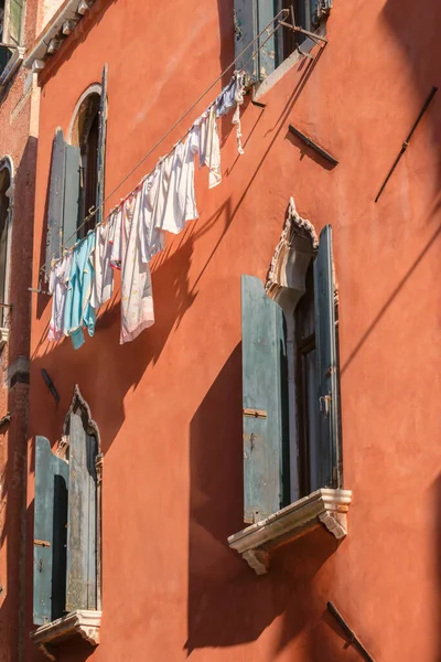 Ropa Secado Colgado Bajo Ventanas Cerradas Tradicionales Ciudad Vieja Venecia — Foto de Stock