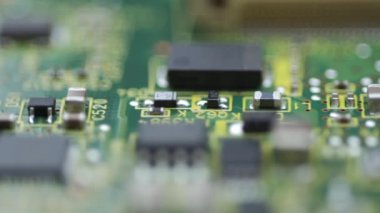 Bilgisayar devre kartının makro görüntüsü, kamera hareketi 