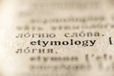 Vintage sözlüğün içinde basılmış etimoloji kelimesine odaklan