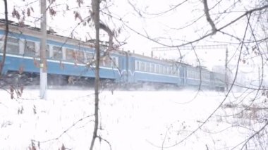 Kar fırtınasında yerel yolcu treninin yanından geçerken, orijinal bir sesle