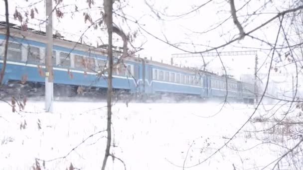 Passant Par Train Voyageurs Local Dans Blizzard Enneigé Avec Son — Video