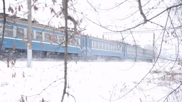 Passeren Door Lokale Passagierstrein Sneeuwstorm Met Origineel Geluid — Stockvideo