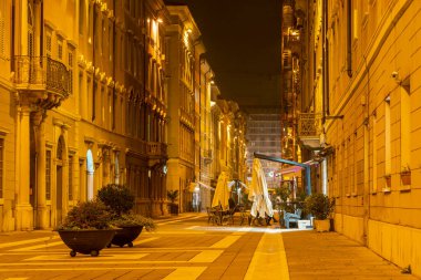 İtalya, Trieste 'de geceleri boş cadde