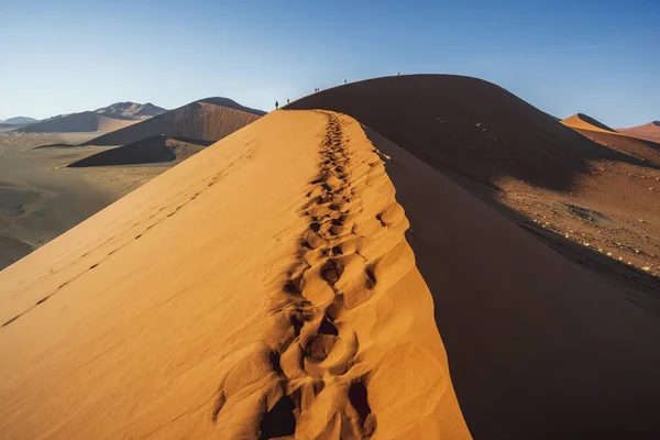 Top Edge Red Sand Dune Distant Human Figures Leg Traces — Stock Photo, Image