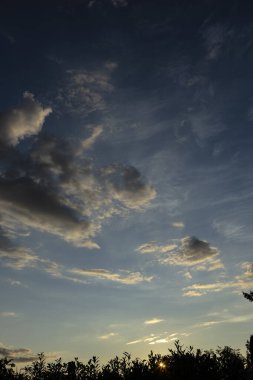 Gewitterwolken ziehen am Abendhimmel auf