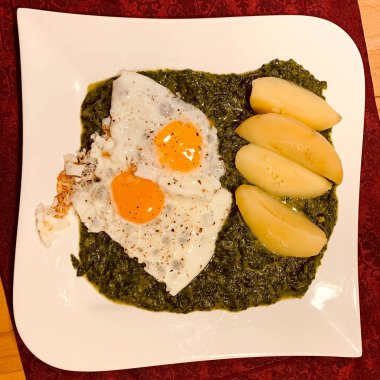 Spinat mit Spiegelei und Salzkartoffel