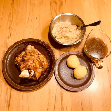Schweinshaxe mit Sauerkraut und Kloss