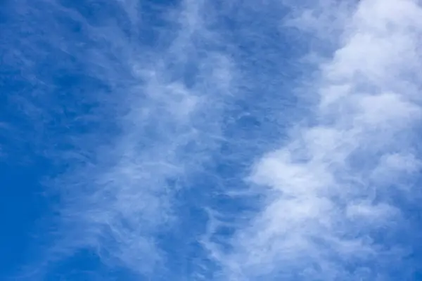 Wer Nach Oben Schaut Sieht Stahlblaune Himmel Mit Schleierwolken — 스톡 사진