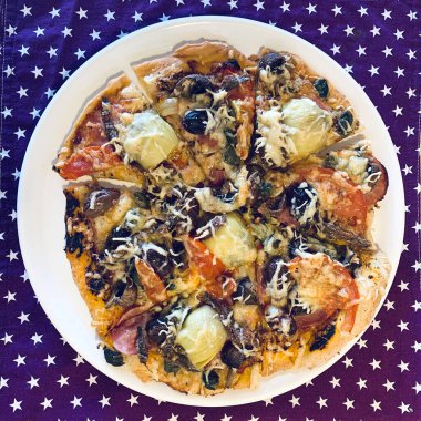 Frisch gemachte Pizza mit allen Drum und Dran