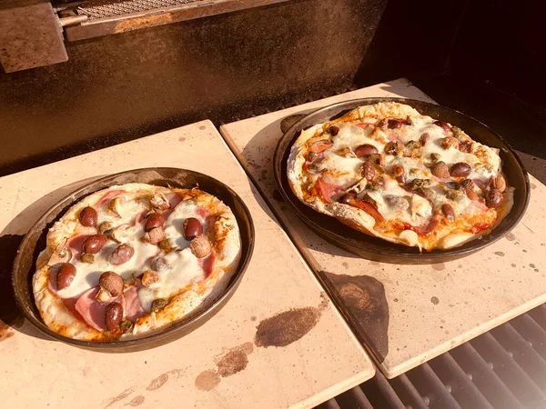 Leckere Pizza Kann Man Auch Grill Zubereiten Photo De Stock