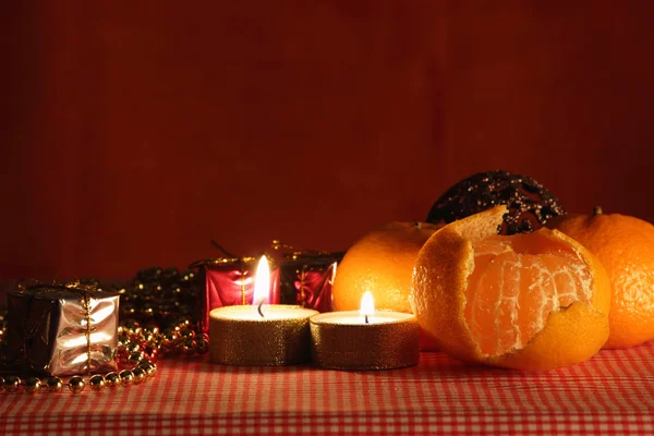 Ainda vida com a vela e mandarinas . — Fotografia de Stock