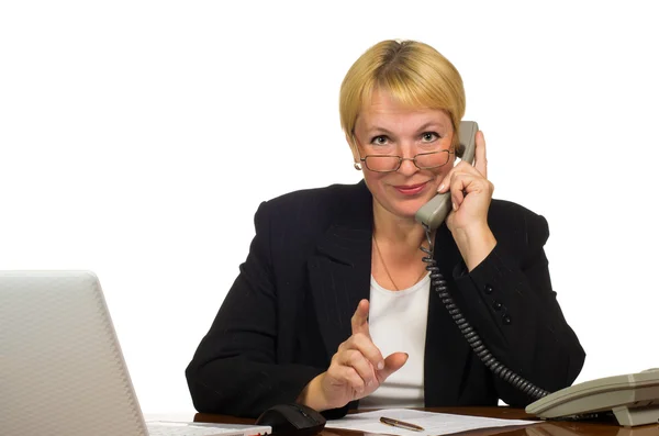Dojrzała kobieta wywołanie w telefonie w jej miejscu pracy — Zdjęcie stockowe