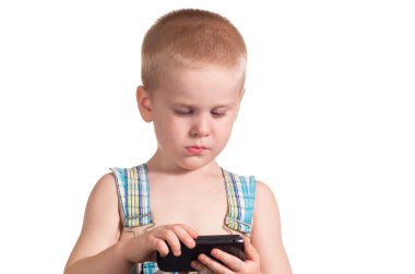 Küçük çocuk akıllı telefonuyla oynuyor..