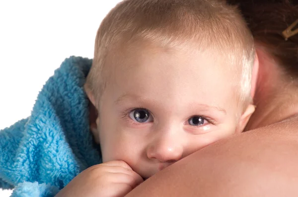 Niño pequeño Niño pequeño relajado en el hombro de mi madre . —  Fotos de Stock