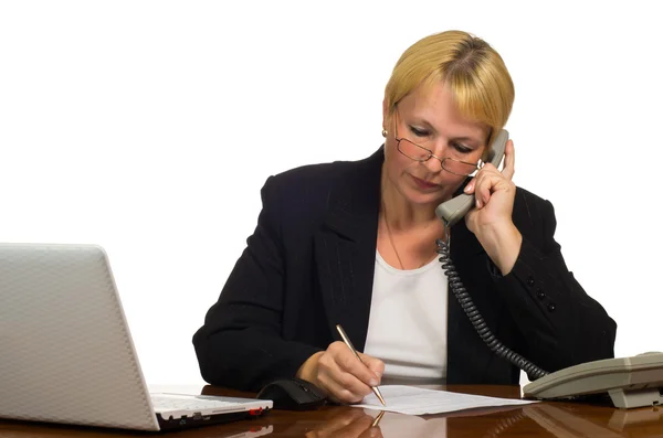 Dojrzała kobieta wywołanie w telefonie w jej miejscu pracy. — Zdjęcie stockowe