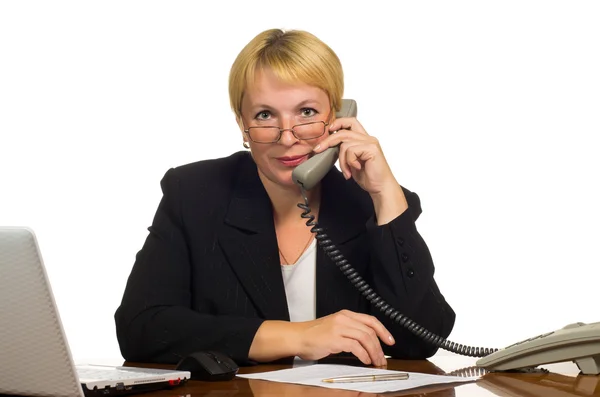 Volwassen zakenvrouw roepen op de telefoon op haar werkplek — Stockfoto