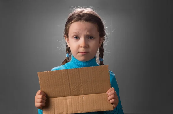 Κοριτσάκι με κενό αφίσα. — Φωτογραφία Αρχείου
