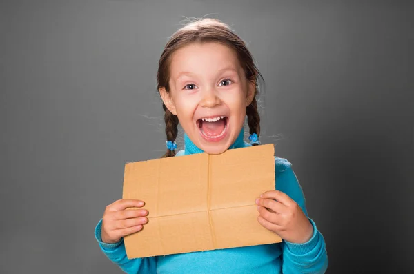 Kleines Mädchen mit leerem Poster. — Stockfoto