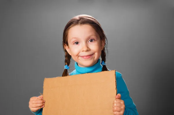 Bambina con poster in bianco . — Foto Stock