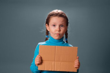 boş posteri ile küçük kız.