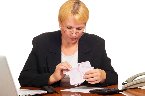 Mogna affärskvinna räknar pengar. — Stockfoto