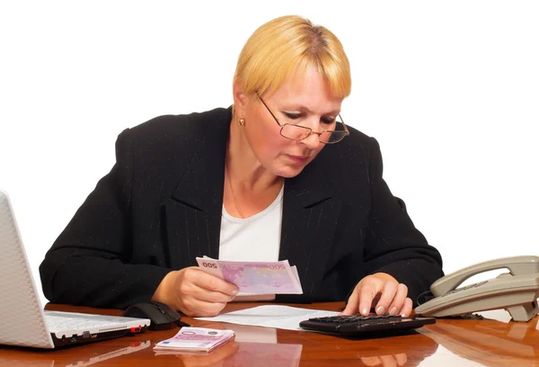 Reife Geschäftsfrau zählt das Geld. — Stockfoto