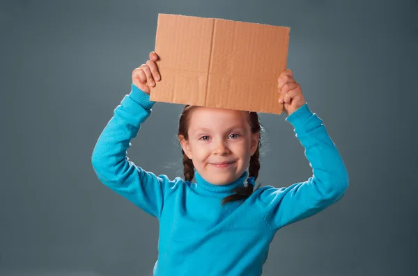 Kleines Mädchen mit leerem Poster. — Stockfoto