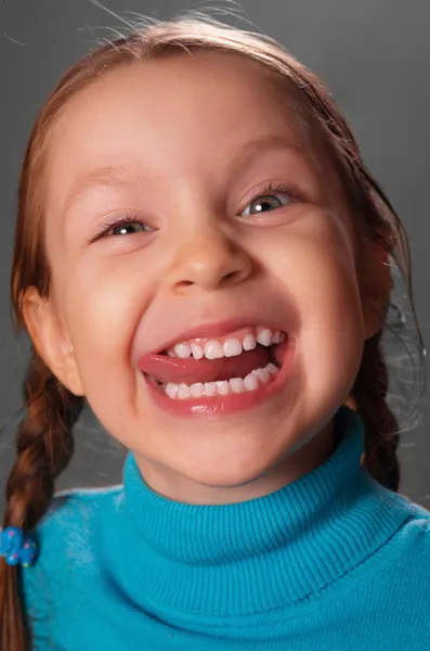 Malá holčička ukazující jazyk. — Stock fotografie