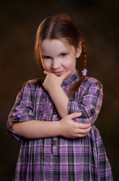 Meisje met gekruiste handen op de borst. — Stockfoto