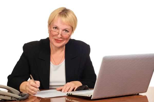 Volwassen zakenvrouw schrijft en kijkt naar je met glimlach — Stockfoto